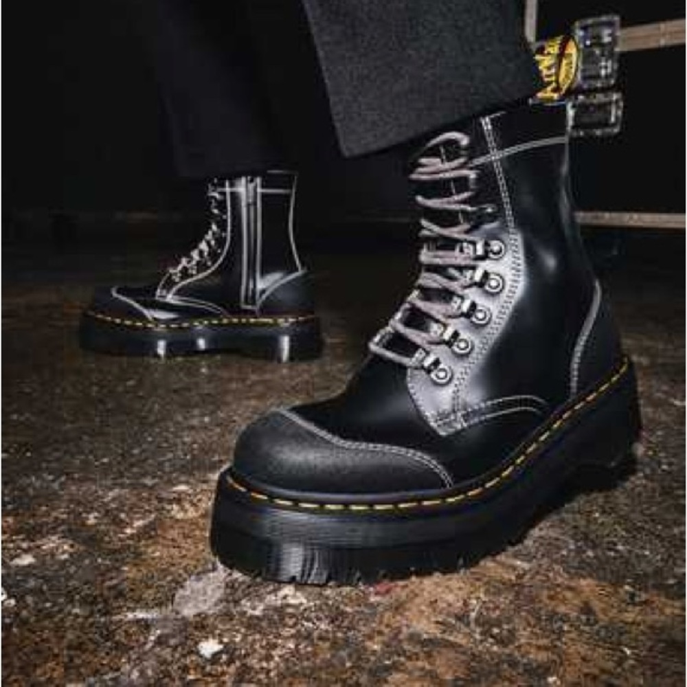 ISO dr martens moreno bex boots, women’s size 8
